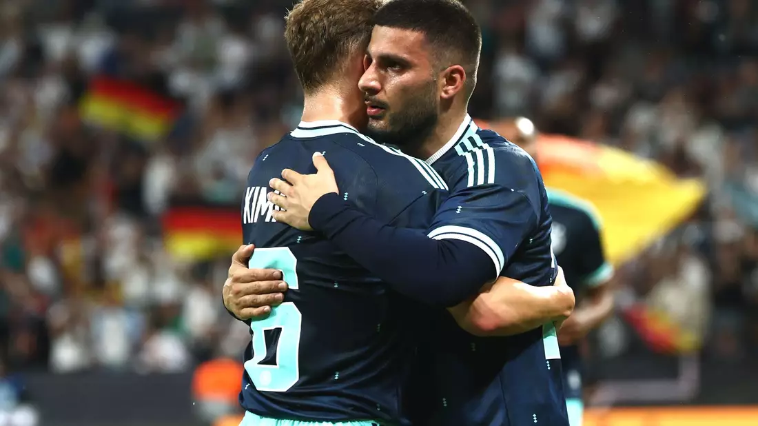 Deniz Undav (r) nach seinem Kopfballtor beim Jubel mit Flankengeber Joshua Kimmich. - Bild: Christian Charisius/dpa