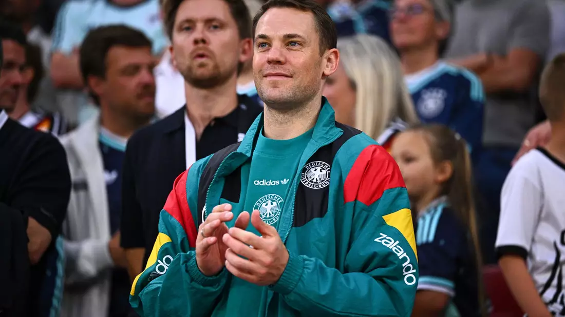 Lächelnder Zuschauer im Mainzer Stadion: Manuel Neuer.  - Bild: Tom Weller/dpa