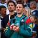 Lächelnder Zuschauer im Mainzer Stadion: Manuel Neuer.  - Foto: Tom Weller/dpa