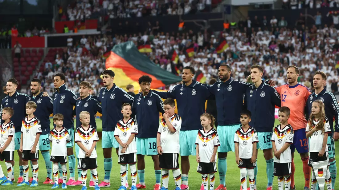 Die Fußball-Nationalspieler beim Abspielen der Nationalhymne vor dem Spiel gegen Finnland.  - Bild: Christian Charisius/dpa