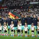 Die Fußball-Nationalspieler beim Abspielen der Nationalhymne vor dem Spiel gegen Finnland.  - Bild: Christian Charisius/dpa