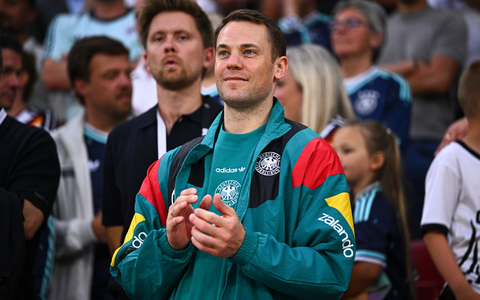 Lächelnder Zuschauer im Mainzer Stadion: Manuel Neuer.  - Foto: Tom Weller/dpa