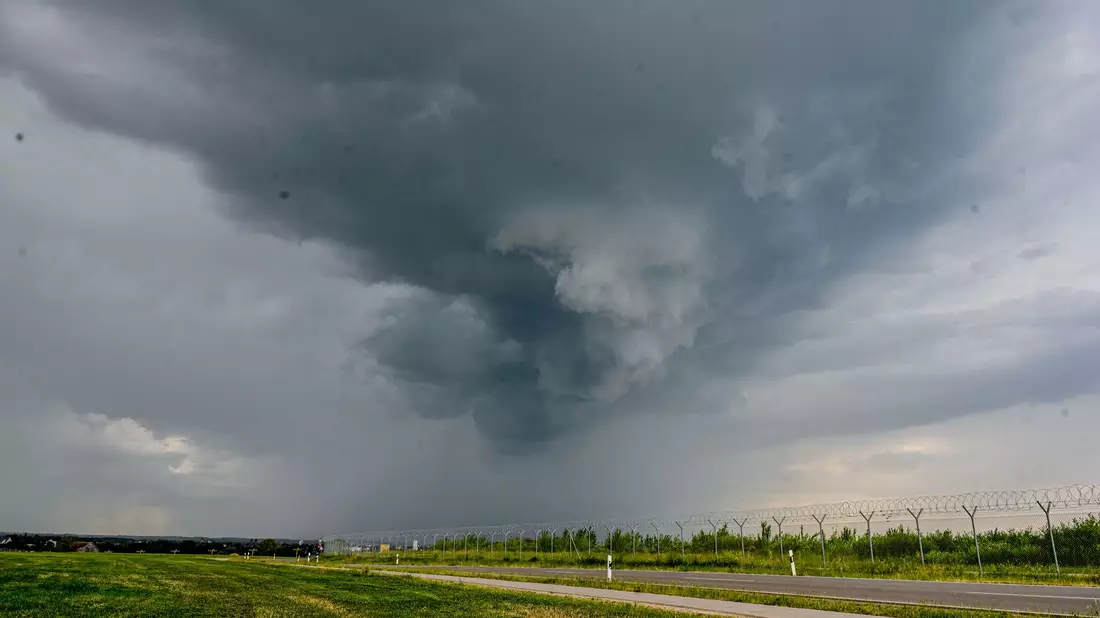 Gewitter machten es am Wochenende mancherorts ungemütlich.  - Bild: Jason Tschepljakow/dpa