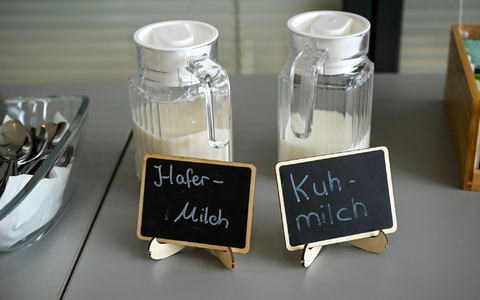 Echte «Milch» gibt es laut Vorschrift nur von Tieren - aber im Alltag werden auch Pflanzendrinks so genannt.  - Foto: Jens Kalaene/dpa