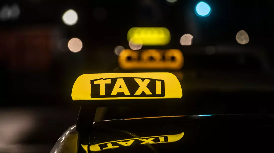 Im Taxi-Gewerbe herrscht ein harter Wettbewerb, angefeuert auch durch die vielen Mietwagen-Vermittlungen, die oft günstigere Fahrten anbieten können. (Symbolbild) - Bild: Paul Zinken/dpa