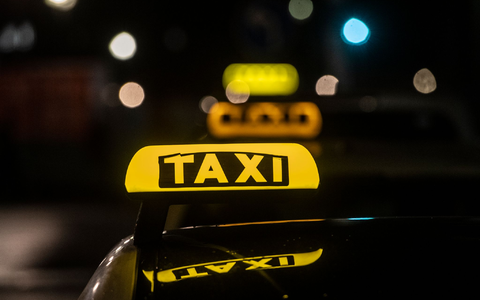 Im Taxi-Gewerbe herrscht ein harter Wettbewerb, angefeuert auch durch die vielen Mietwagen-Vermittlungen, die oft günstigere Fahrten anbieten können. (Symbolbild) - Foto: Paul Zinken/dpa