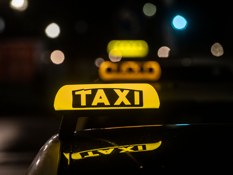 Im Taxi-Gewerbe herrscht ein harter Wettbewerb, angefeuert auch durch die vielen Mietwagen-Vermittlungen, die oft günstigere Fahrten anbieten können. (Symbolbild) - Foto: Paul Zinken/dpa