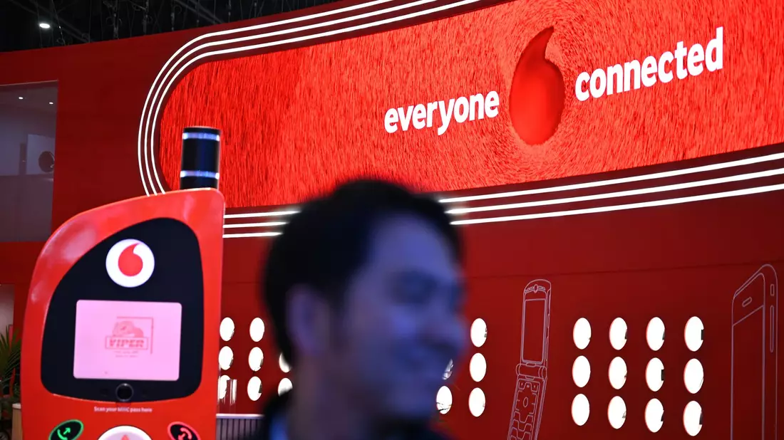Am Vodafone-Messestand beim Mobile World Congress stand im März eine Handyattrappe, die an ein altes Nokia-Handy erinnerte. Solche Handys droht die Funkstille, wenn 2028 2G abgestellt wird. (Archivbild) - Bild: Wolf von Dewitz/dpa