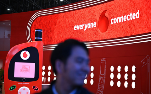 Am Vodafone-Messestand beim Mobile World Congress stand im März eine Handyattrappe, die an ein altes Nokia-Handy erinnerte. Solche Handys droht die Funkstille, wenn 2028 2G abgestellt wird. (Archivbild) - Foto: Wolf von Dewitz/dpa