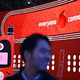 Am Vodafone-Messestand beim Mobile World Congress stand im März eine Handyattrappe, die an ein altes Nokia-Handy erinnerte. Solche Handys droht die Funkstille, wenn 2028 2G abgestellt wird. (Archivbild) - Foto: Wolf von Dewitz/dpa