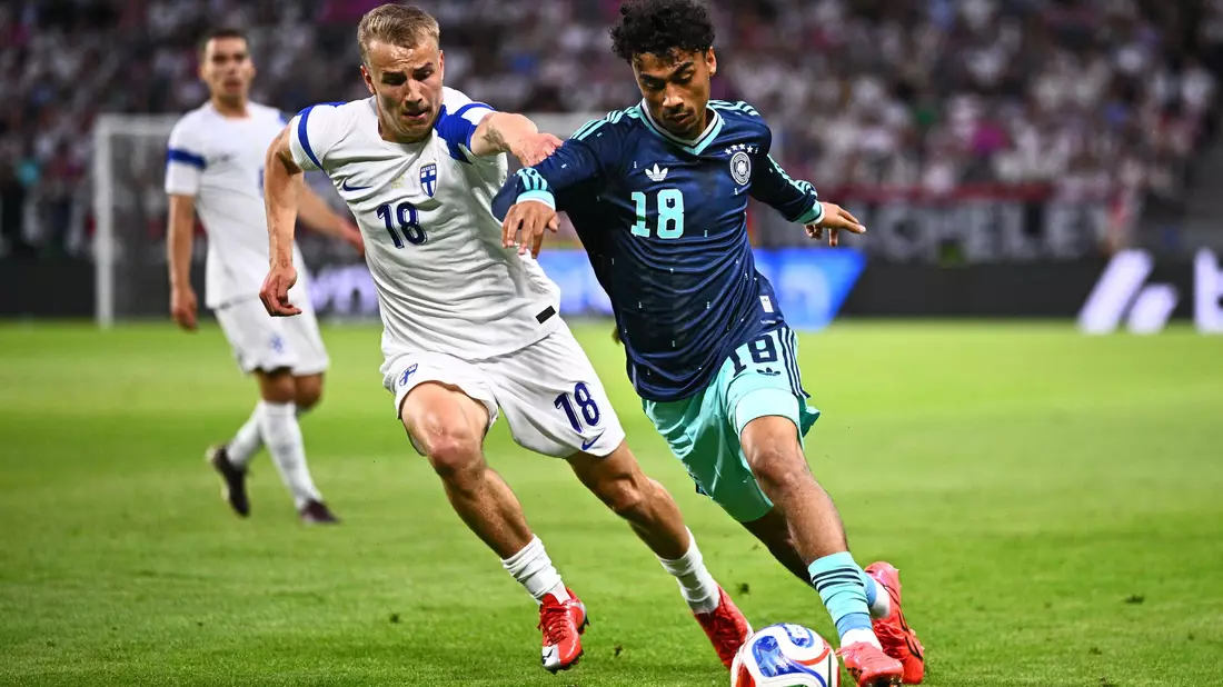 Nathaniel Brown (r.) zeigte gegen Finnland eine gute Leistung.  - Bild: Tom Weller/dpa