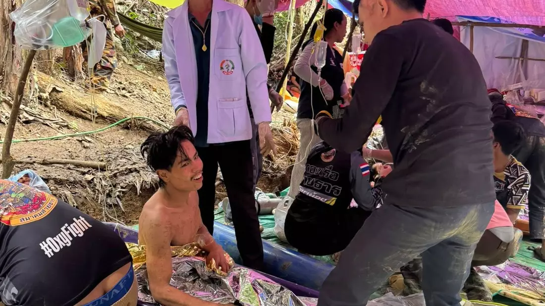 Die Rettung von vier Männern aus eigener Kraft gilt als Wunder. - Bild: Uncredited/Association Of Volunteers For Lao People/AP/dpa