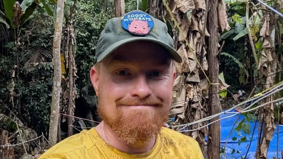 Höhlentaucher Josh Richards ist in Laos, um die Mission zu unterstützen. Er entdeckte nun ein Loch im Berg, das zu zwei Vermissten führen könnte. - Bild: Josh Richards/dpa
