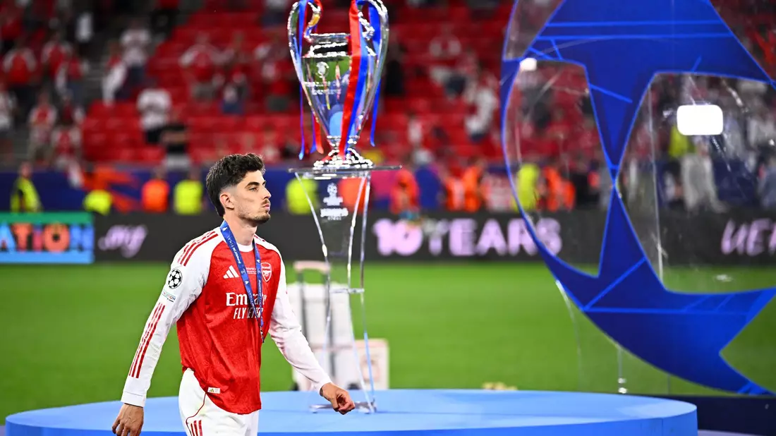Kai Havertz geht nach dem verlorenen Finale der Champions League am Pokal vorbei.  - Bild: Tom Weller/dpa