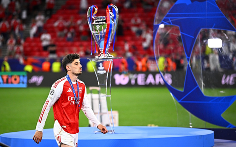 Kai Havertz geht nach dem verlorenen Finale der Champions League am Pokal vorbei.  - Foto: Tom Weller/dpa