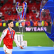 Kai Havertz geht nach dem verlorenen Finale der Champions League am Pokal vorbei.  - Foto: Tom Weller/dpa