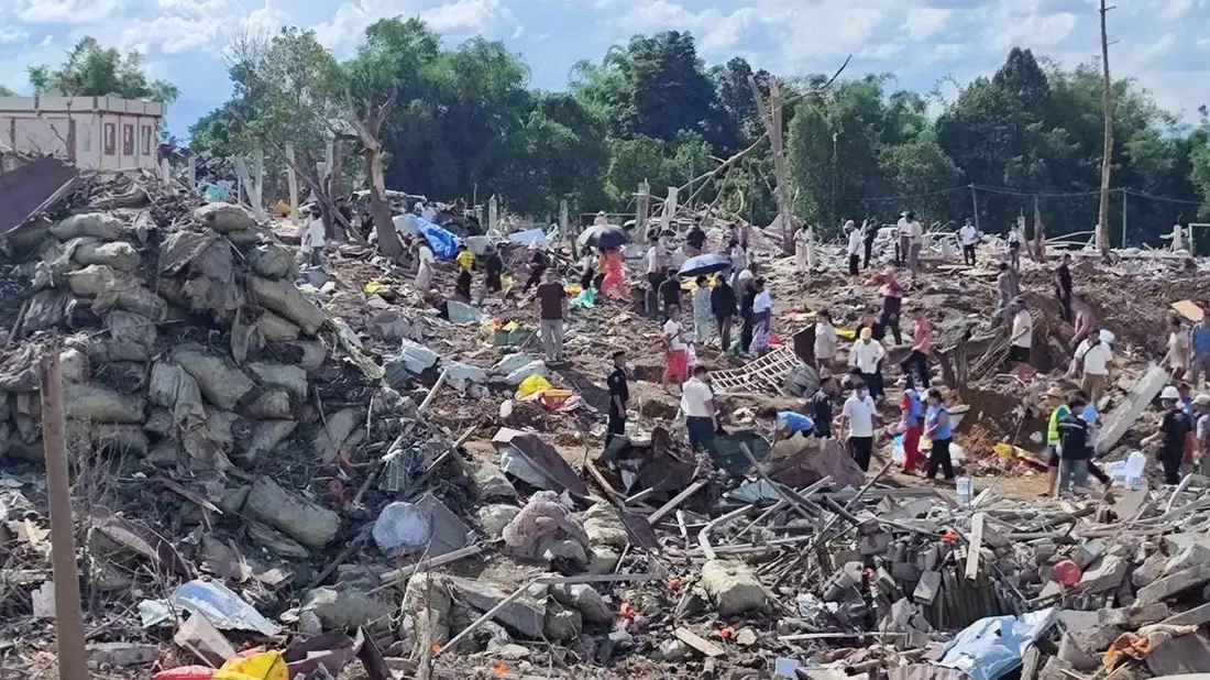 Die Zerstörungen im Dorf sind verheerend. - Bild: -/Palaung Land/AP/dpa