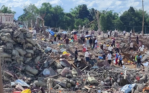 Die Zerstörungen im Dorf sind verheerend. - Foto: -/Palaung Land/AP/dpa