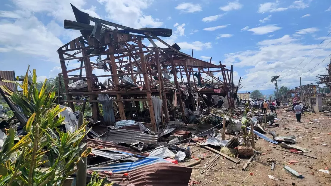 Rettungskräfte suchten weiter nach Verschütteten unter den Trümmern.  - Bild: -/Palaung Land/AP/dpa