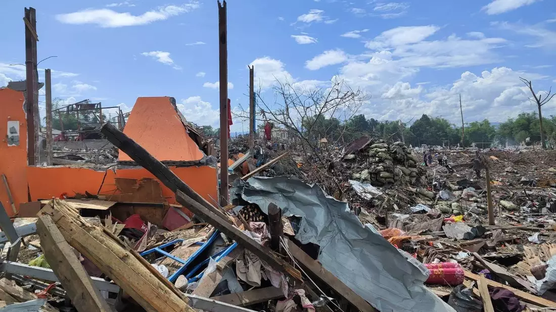 Anwohnern zufolge wurden bei der Explosion auch zahlreiche Wohnhäuser in der Umgebung beschädigt.  - Bild: -/Palaung Land/AP/dpa