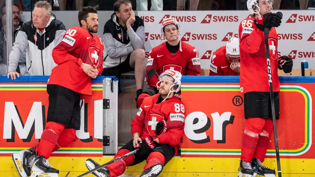 Die Schweiz um Kapitän Roman Josi (l) trauert nach dem verlorenen WM-Finale gegen Finnland. - Bild: Claudio Thoma/KEYSTONE/dpa