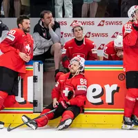 Die Schweiz um Kapitän Roman Josi (l) trauert nach dem verlorenen WM-Finale gegen Finnland. - Foto: Claudio Thoma/KEYSTONE/dpa