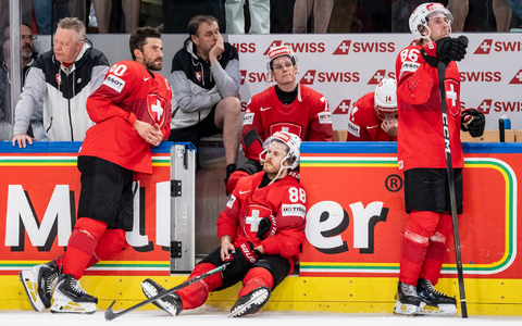 Die Schweiz um Kapitän Roman Josi (l) trauert nach dem verlorenen WM-Finale gegen Finnland. - Foto: Claudio Thoma/KEYSTONE/dpa