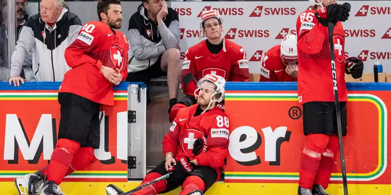 Die Schweiz um Kapitän Roman Josi (l) trauert nach dem verlorenen WM-Finale gegen Finnland. - Foto: Claudio Thoma/KEYSTONE/dpa