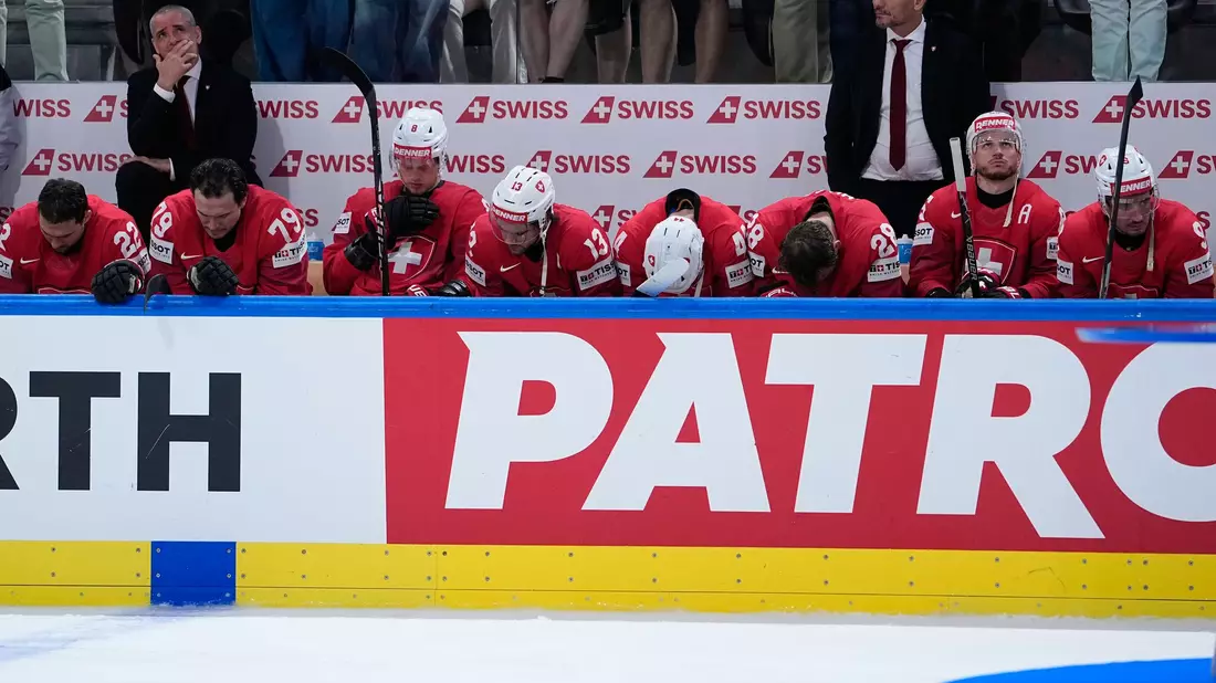Großer Frust bei den Schweizern nach der erneuten Final-Niederlage. - Bild: Darko Bandic/AP/dpa