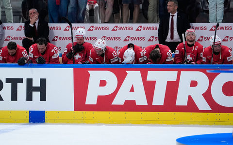 Großer Frust bei den Schweizern nach der erneuten Final-Niederlage. - Foto: Darko Bandic/AP/dpa