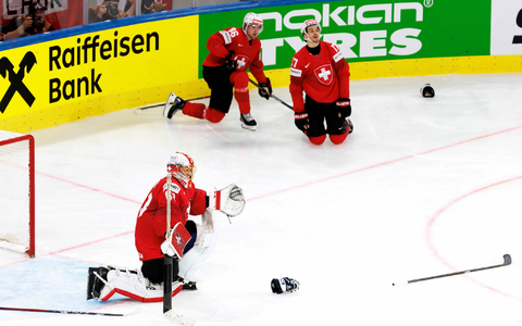 Der Moment nach dem Gegentor: Torhüter Leonardo Genoni und sein Team haben erneut ein WM-Finale verloren. - Foto: Salvatore Di Nolfi/KEYSTONE/dpa