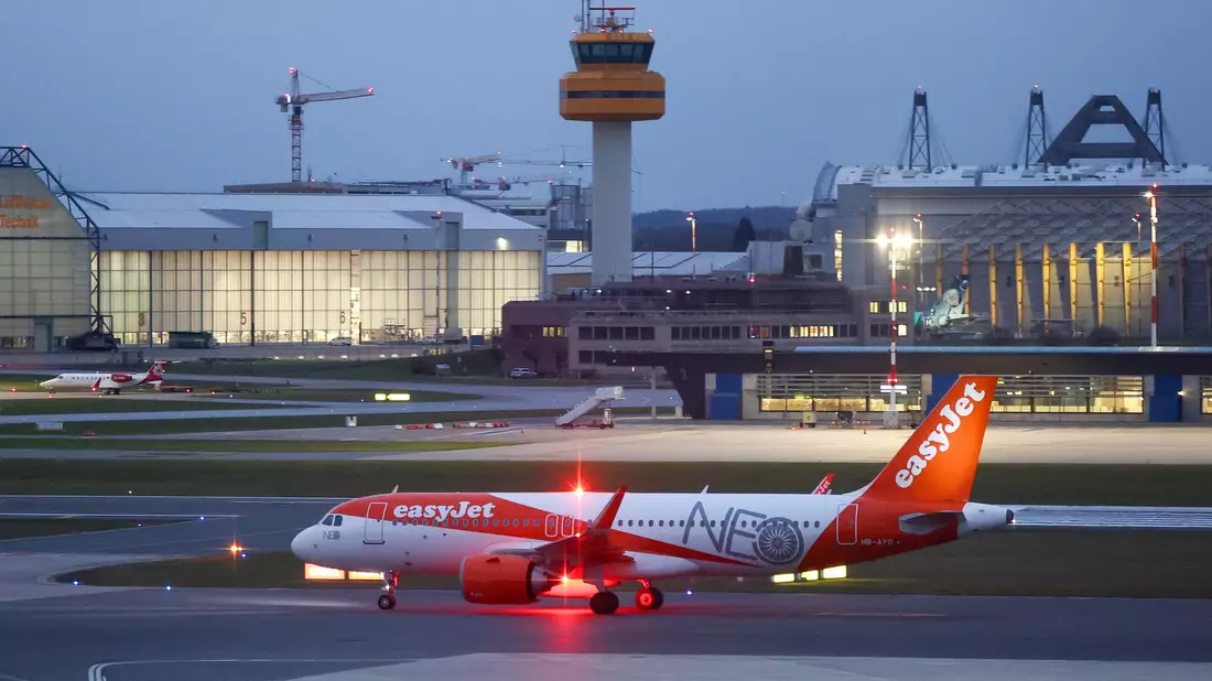 Britische Billigairline Easyjet: Der US-Investor Castlelake denkt über eine Übernahme nach - Bild: Bodo Marks/dpa