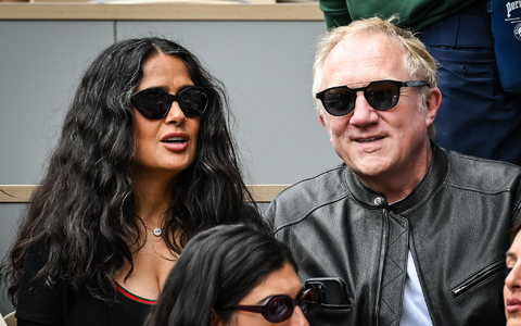 Francois-Henri Pinault und Salma Hayek (l.) verfolgen das Spiel von. Zverev - Foto: Matthieu Mirville/ZUMA Press Wire/dpa