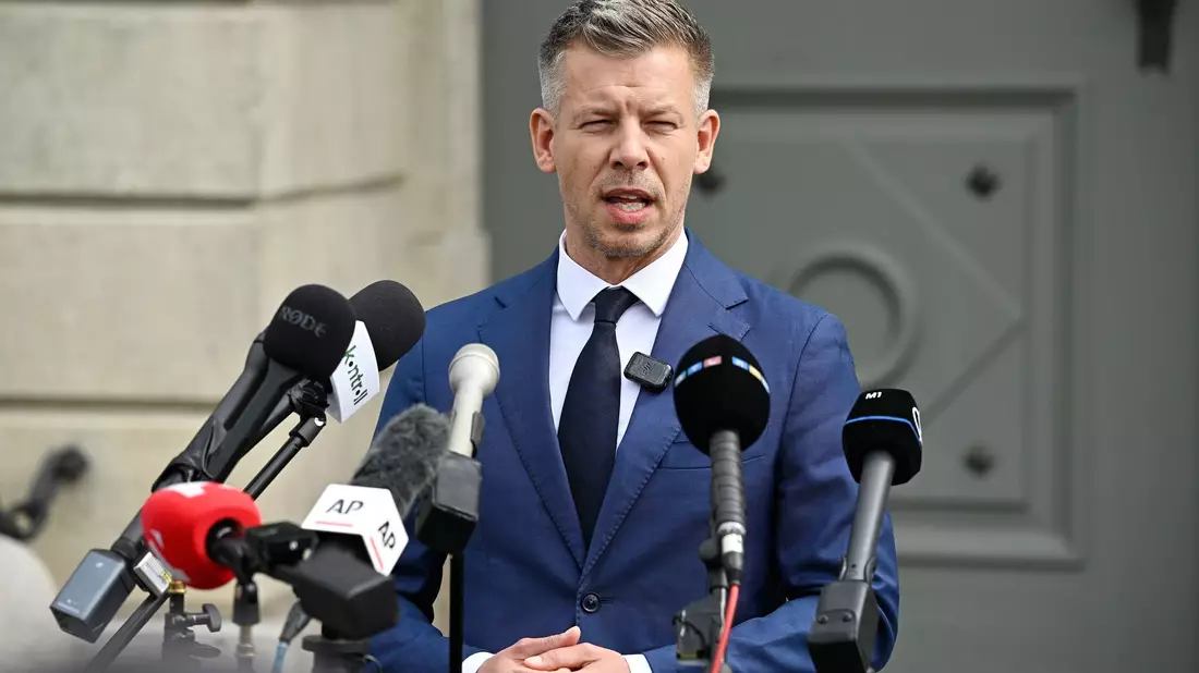Ungarns Ministerpräsident Magyar und seine Tisza-Partei haben im neuen Parlament die nötige Zweidrittelmehrheit, um Verfassungsänderungen zu beschließen. (Archivbild) - Bild: Robert Hegedus/MTI via AP/dpa