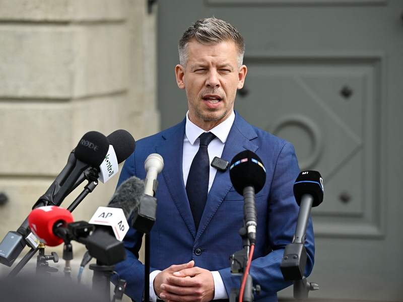 Ungarns Ministerpräsident Magyar und seine Tisza-Partei haben im neuen Parlament die nötige Zweidrittelmehrheit, um Verfassungsänderungen zu beschließen. (Archivbild) - Foto: Robert Hegedus/MTI via AP/dpa