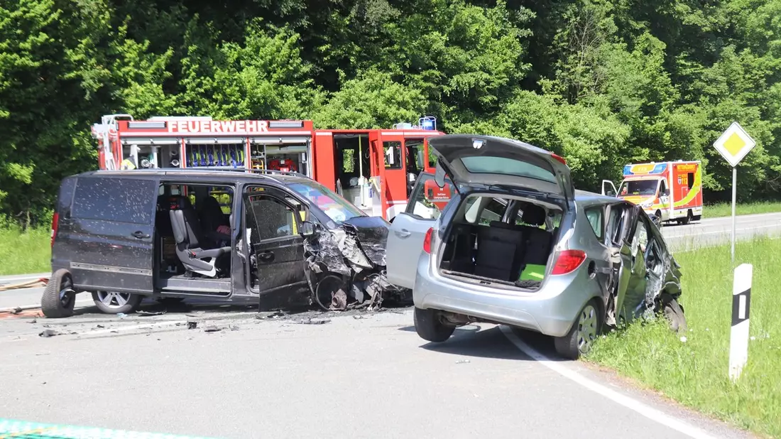 POL-HX: Schwerer Verkehrsunfall - zwei Personen verletzt - Bild: presseportal.de