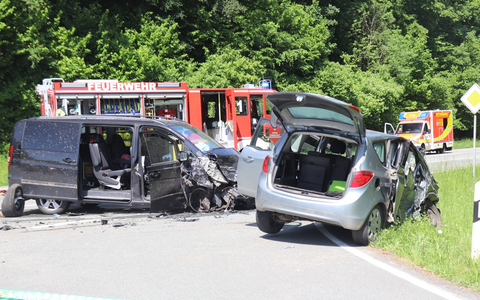 POL-HX: Schwerer Verkehrsunfall - zwei Personen verletzt - Foto: presseportal.de