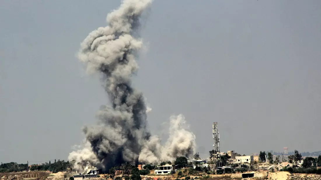 Allein am Sonntag zählten libanesische Medien rund 90 israelische Angriffe im Süden. - Bild: Stringer/dpa