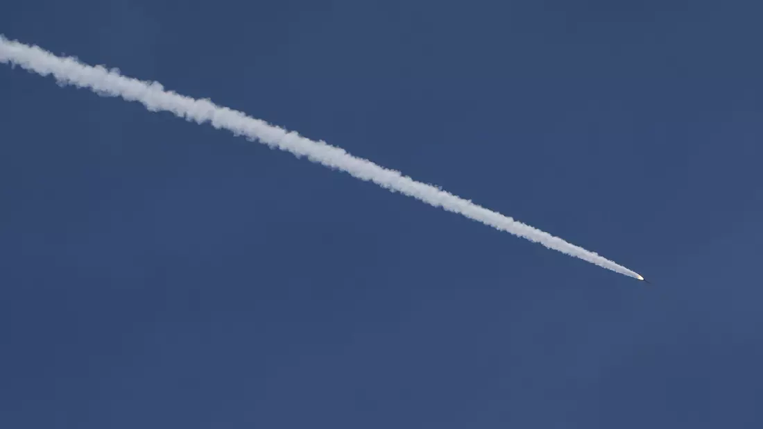 Laut Israels Armee feuerte die Hisbollah allein am Sonntag 35 Geschosse auf Israel. - Bild: Ariel Schalit/AP/dpa