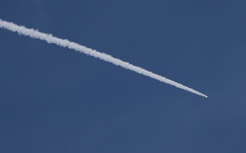 Laut Israels Armee feuerte die Hisbollah allein am Sonntag 35 Geschosse auf Israel. - Foto: Ariel Schalit/AP/dpa