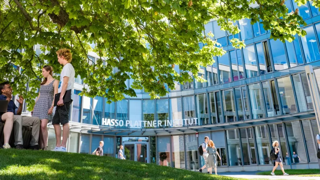 Jetzt für das Informatikstudium am HPI bewerben / Hasso-Plattner-Institut bereitet junge Talente auf eine von KI-geprägte Zukunft vor - Bild: presseportal.de