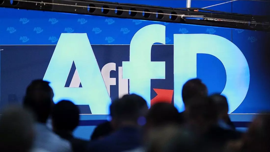 AfD-Logo auf Bundesparteitag (Archiv) - Bild: via dts Nachrichtenagentur