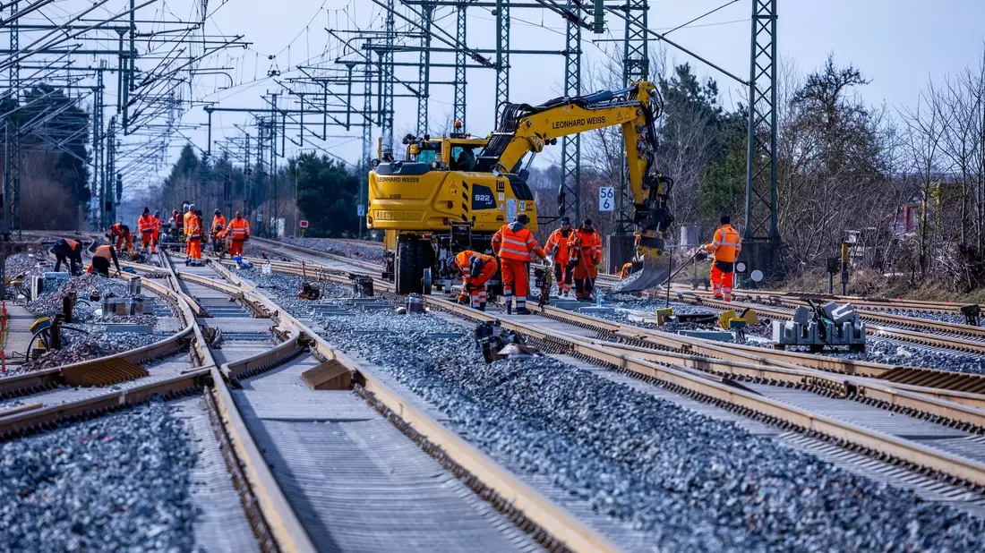 Ein Großteil des Gelds geht in den Verkehrsbereich. - Bild: Jens Büttner/dpa