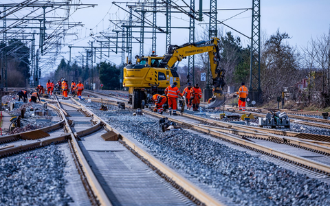 Ein Großteil des Gelds geht in den Verkehrsbereich. - Foto: Jens Büttner/dpa
