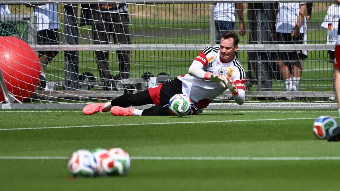Die linke Problem-Wade hält: Manuel Neuer hält wieder erste Bälle im Training. - Bild: Federico Gambarini/dpa