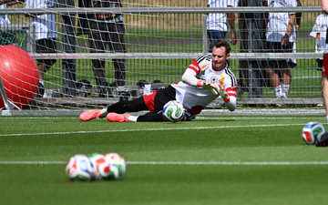 Die linke Problem-Wade hält: Manuel Neuer hält wieder erste Bälle im Training. - Foto: Federico Gambarini/dpa