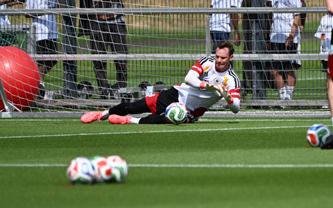 Die linke Problem-Wade hält: Manuel Neuer hält wieder erste Bälle im Training. - Foto: Federico Gambarini/dpa
