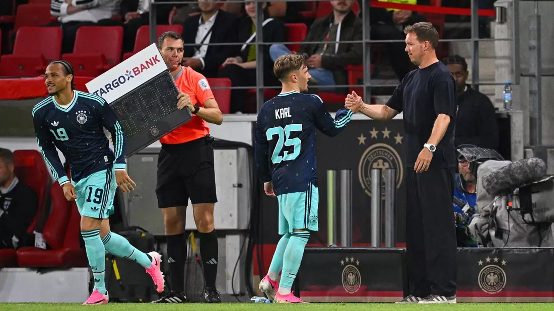 Bundestrainer Nagelsmann (r) klatscht mit Lennart Karl ab. Startet der Bayern-Youngster bei der WM richtig durch?  - Bild: Tom Weller/dpa