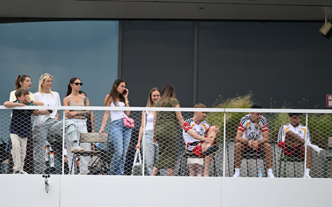 Einige Spielerfrauen und die Frau des Bundestrainers (l) beobachten von einem Balkon das Trainingsspiel der Reservisten auf dem DFB-Campus.  - Foto: Federico Gambarini/dpa