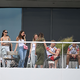 Einige Spielerfrauen und die Frau des Bundestrainers (l) beobachten von einem Balkon das Trainingsspiel der Reservisten auf dem DFB-Campus.  - Foto: Federico Gambarini/dpa